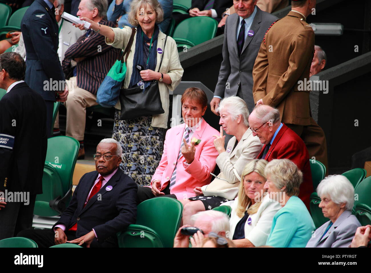 Vista del Royal Box a Wimbledon, sulla corte centrale, il 2 di luglio 2016.Sir Cliff Richard. Foto Stock