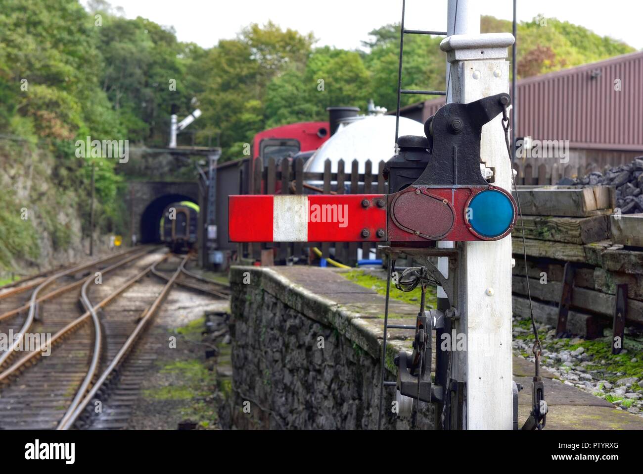 Il Lakeside & Haverthwaite,ferroviaria semaforo rosso segnale,Cumbria,l'Inghilterra,UK Foto Stock