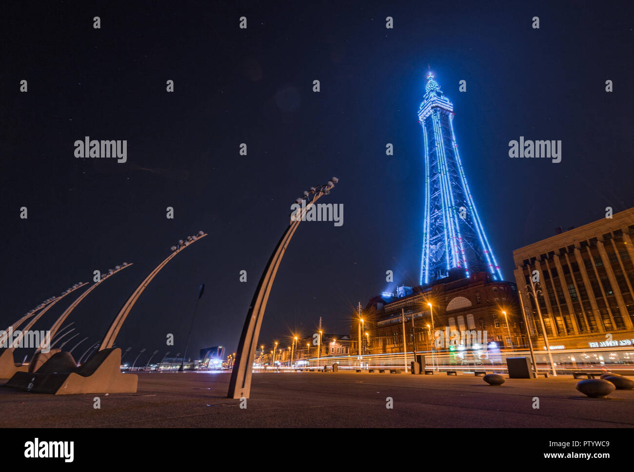 Luce al neon Blackpool Tower di notte, Blackpool, Lancashire, Regno Unito Foto Stock