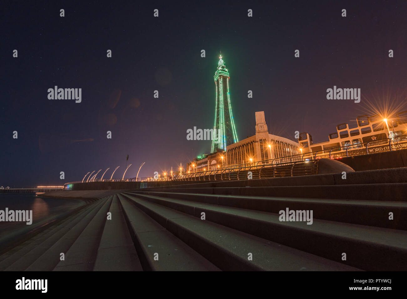 Luce al neon Blackpool Tower di notte, Blackpool, Lancashire, Regno Unito Foto Stock