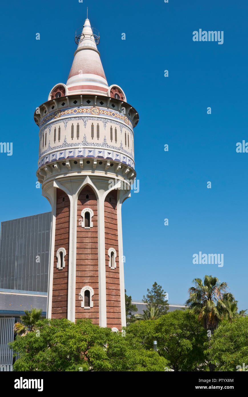 Un vecchio in disuso colorati Water Tower, Barcellona, Spagna Foto Stock