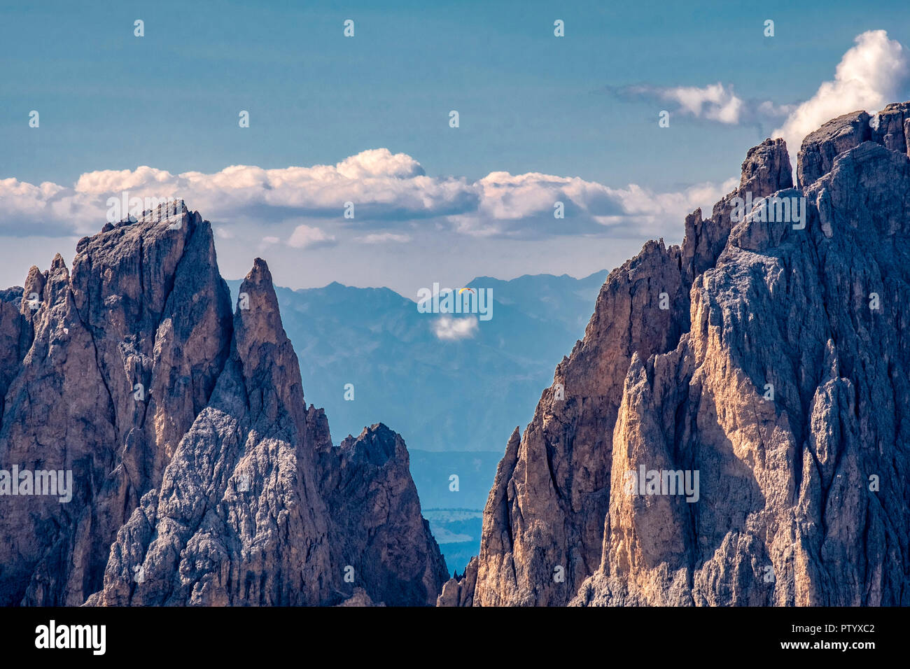 Il massiccio delle Dolomiti con parapendio in background tra il gap. Foto Stock