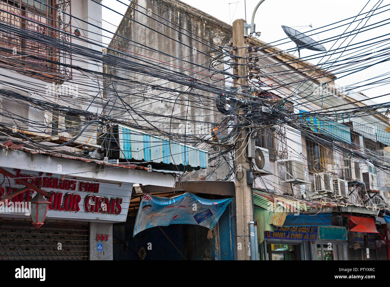 Telefono e cavi di alimentazione, cavi, Chinatown, Bangkok, Thailandia Foto Stock