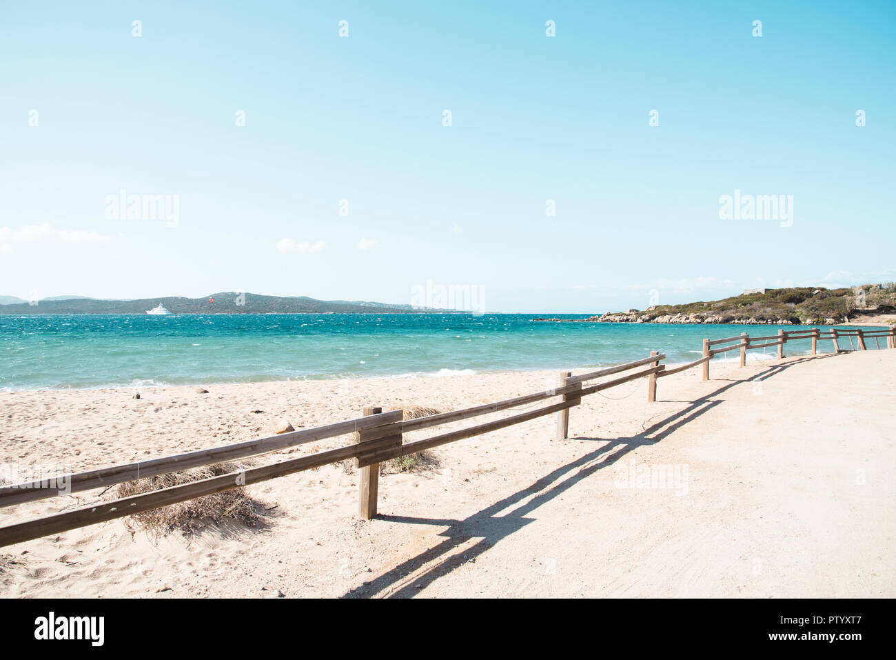 Una vista della spiaggia Isola dei Gabbiani spiaggia di Porto Puddu, Sardegna, Italia, con l'Isola Isuledda penisola trovanella sfondo Foto Stock