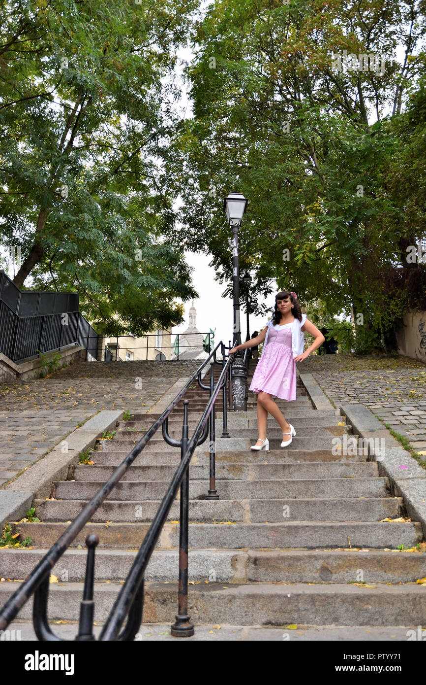 Giovane passeggiando per le scale a Montmartre Foto Stock