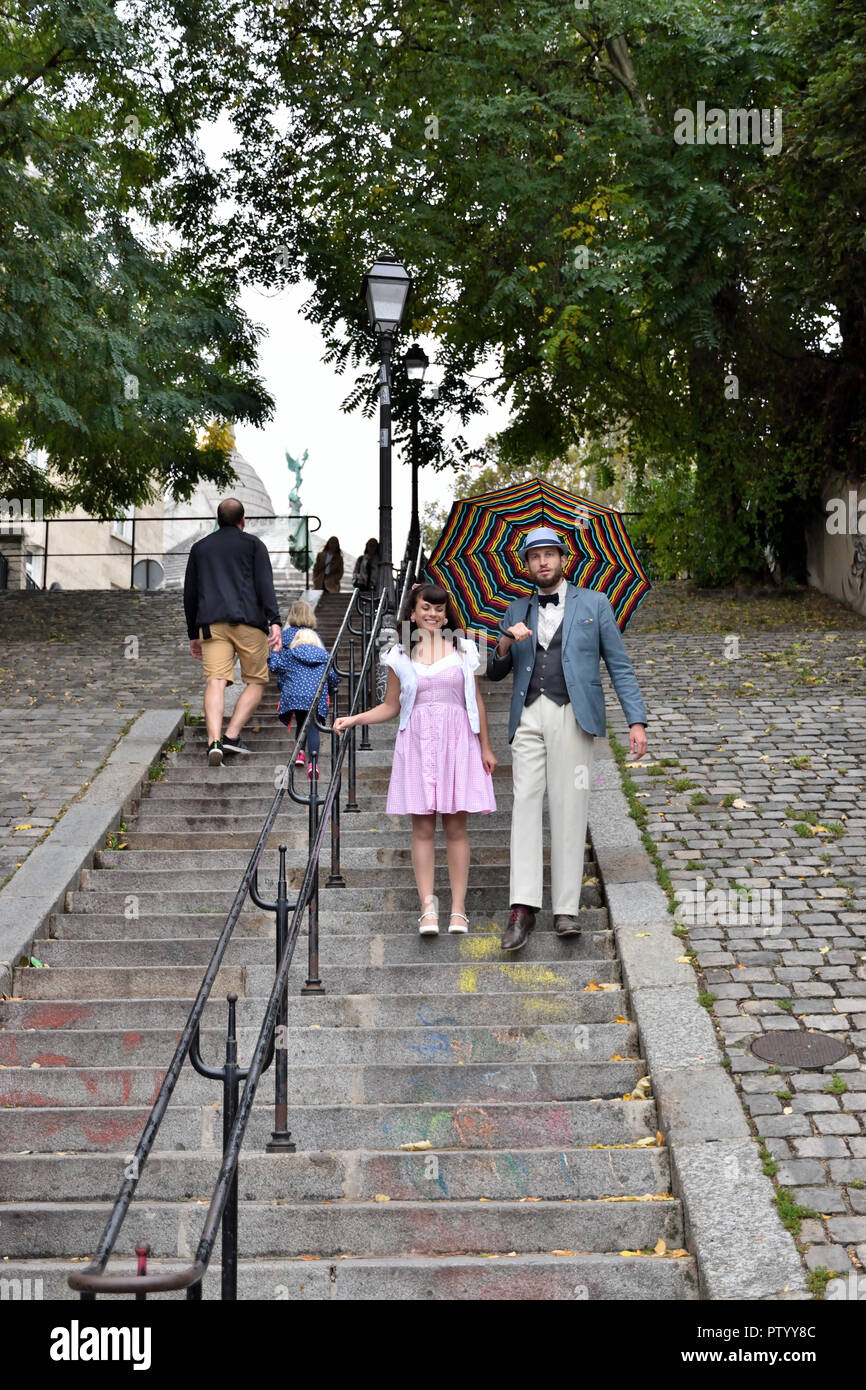 Giovane passeggiando per le scale a Montmartre Foto Stock