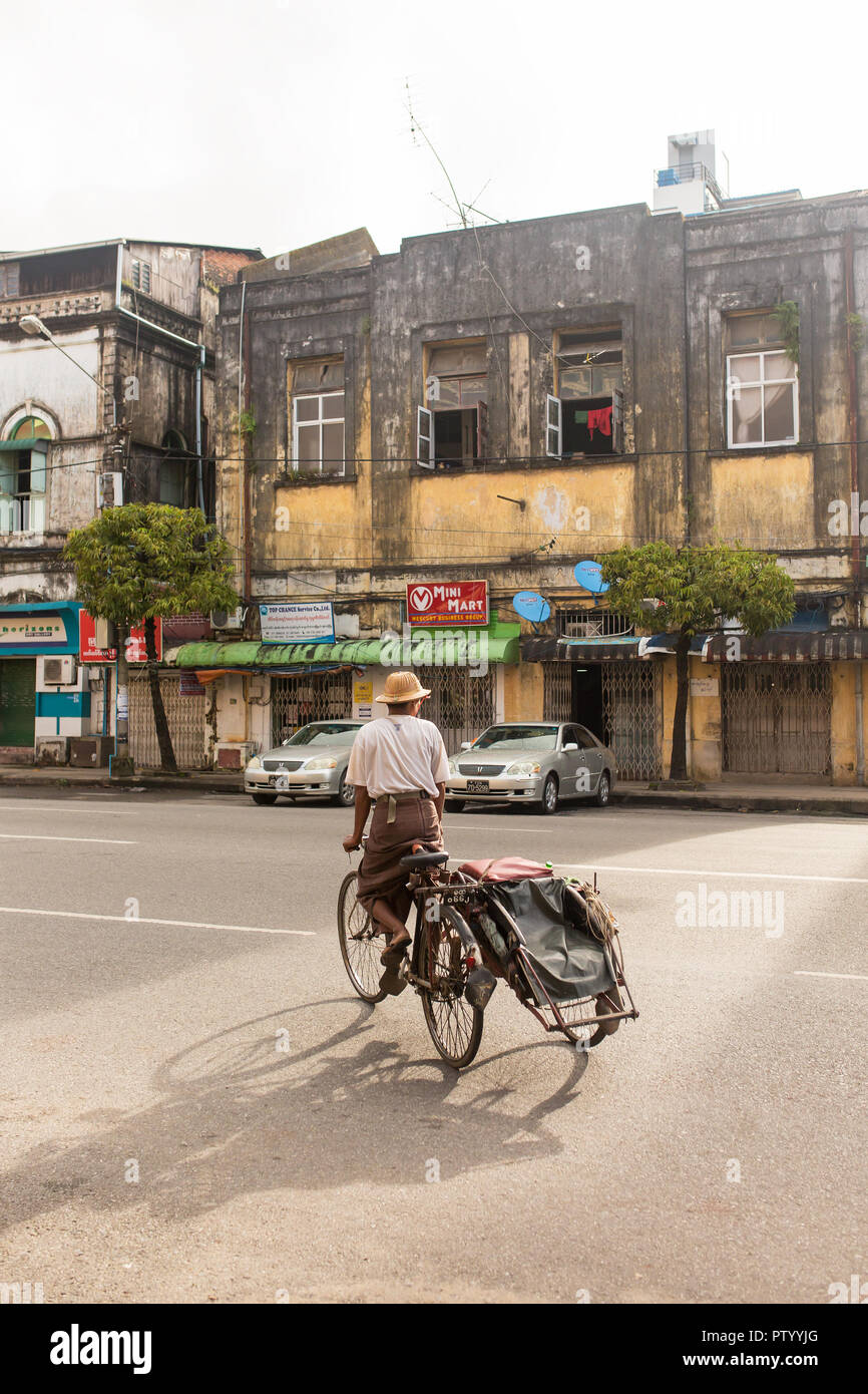 Yangon, Myanmar - Settembre 27, 2016: Bici rikshaw per le strade di Yangon, la Birmania. Foto Stock