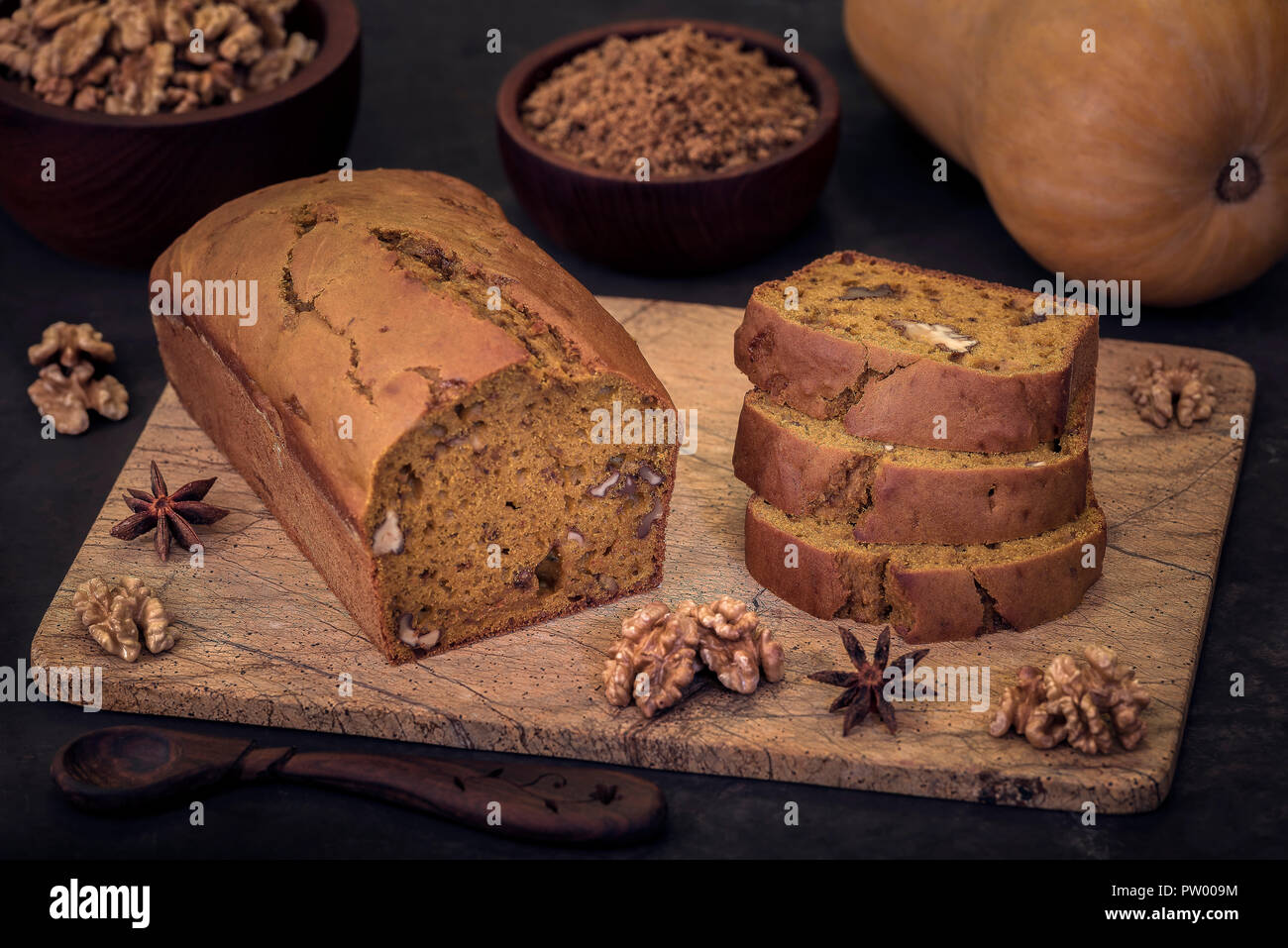 Delizioso e sano zucca & noce in casa ciambellone Foto Stock