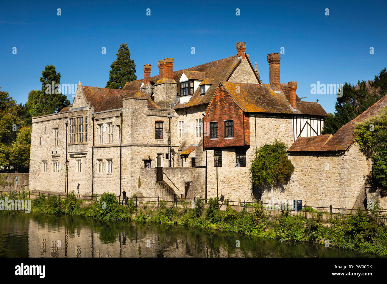 Regno Unito, Kent, Maidstone, Città Cantre, 1348 Palazzo Arcivescovile accanto al fiume Medway Foto Stock