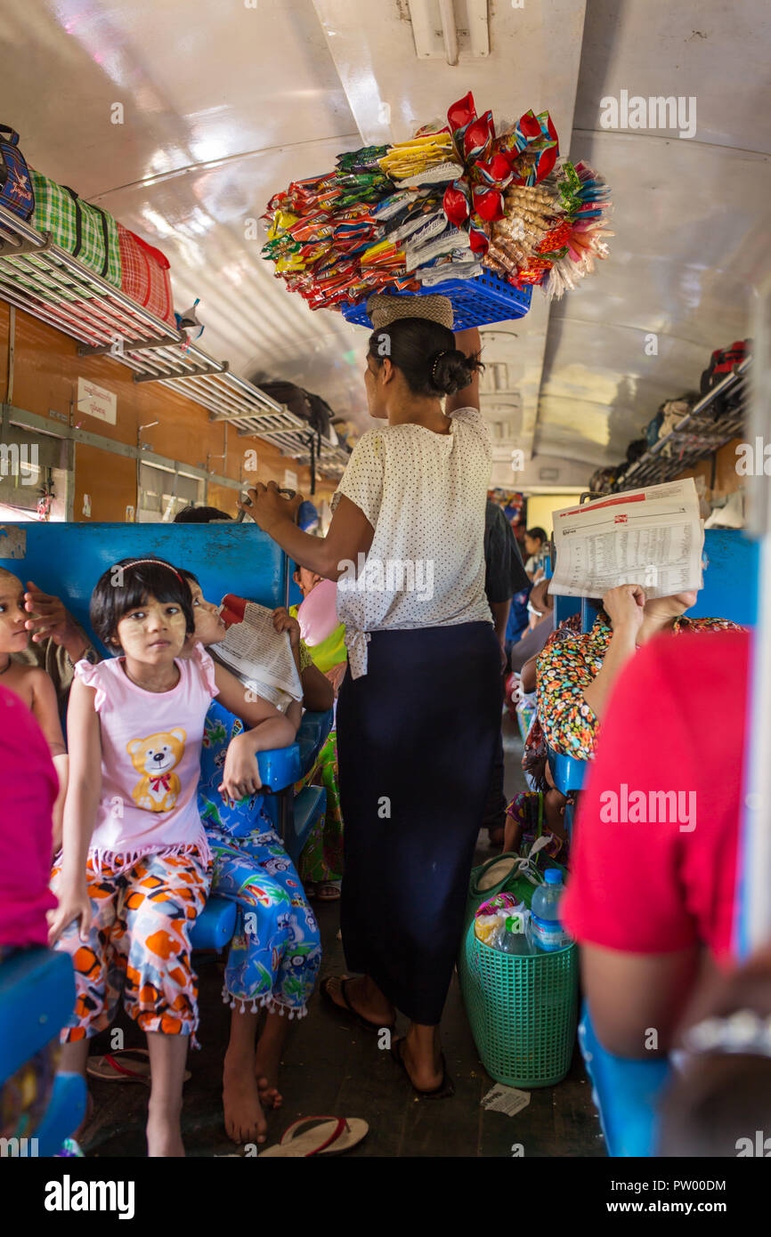 Mandalay, Myanmar - Ottobre 4, 2016: Non identificato donna birmano snaсks vendita in treno tra Mandalay e Hsipaw in Myanmar Foto Stock