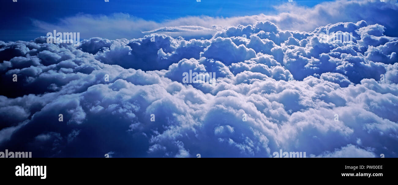 Nuvole di sopra Foto Stock