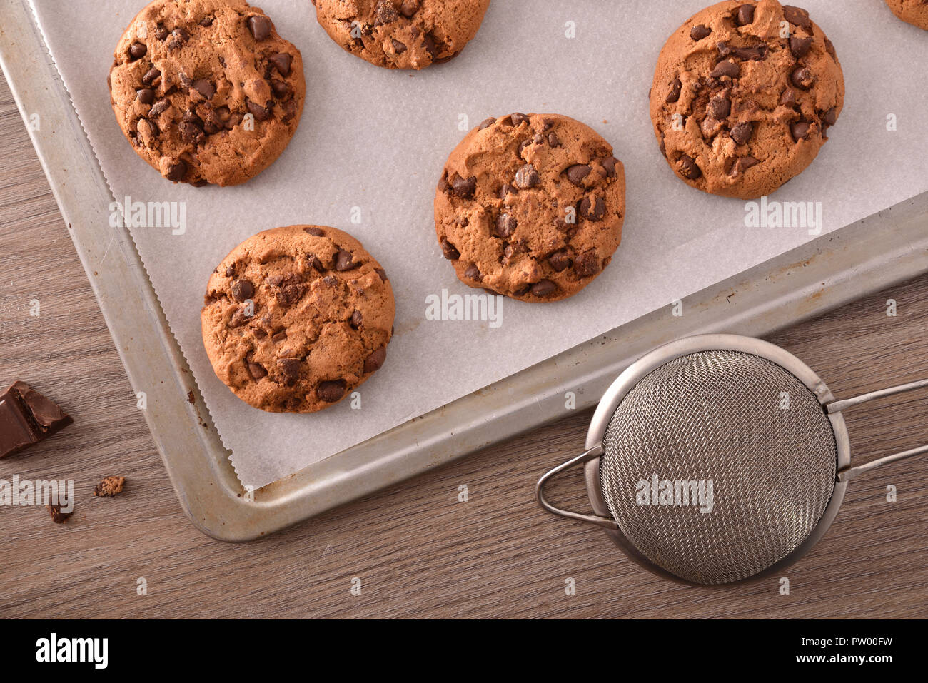 Biscotti con scaglie di cioccolato appena sfornati vista superiore. Composizione orizzontale. Vista superiore Foto Stock