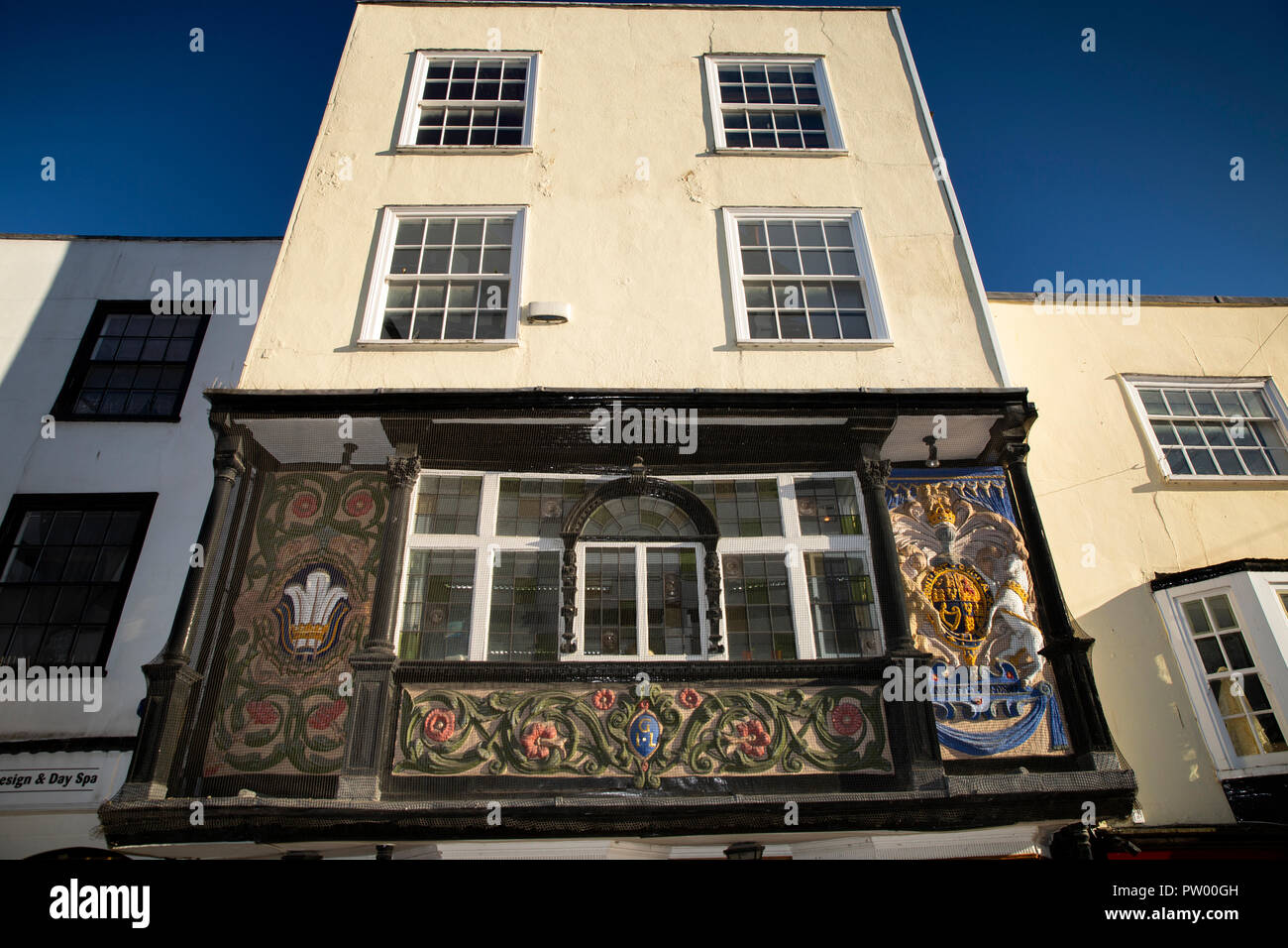 Regno Unito, Kent, Maidstone, centro città, 78 Bank Street, pargeting colorate sulla struttura di legno jettied facciata di edificio Foto Stock