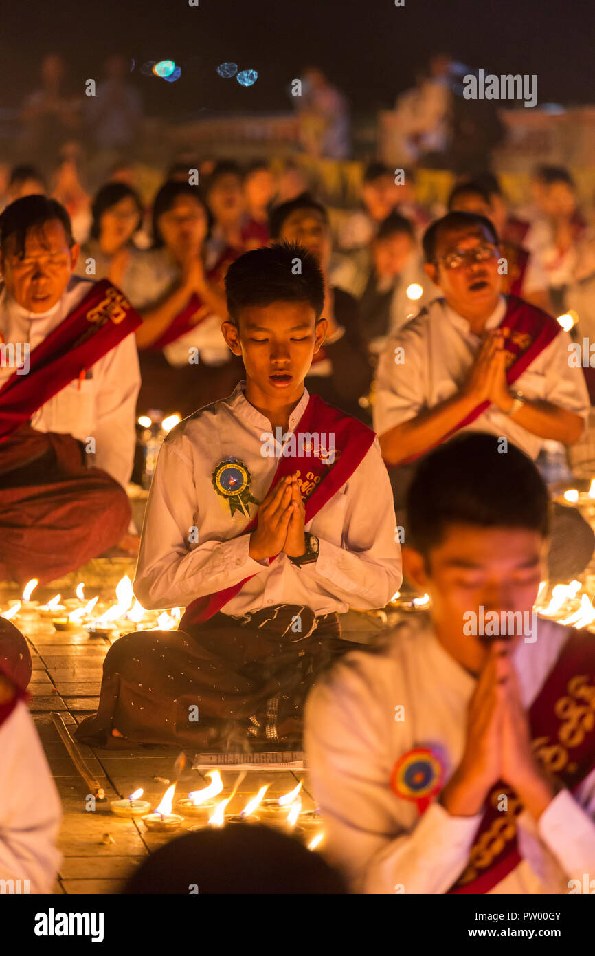 Kyaikhtiyo, Myanmar - 15 Ottobre 2016: Unidentified popolo birmano pregando in Kyaiktiyo pagoda, Golden rock in Myanmar. Foto Stock
