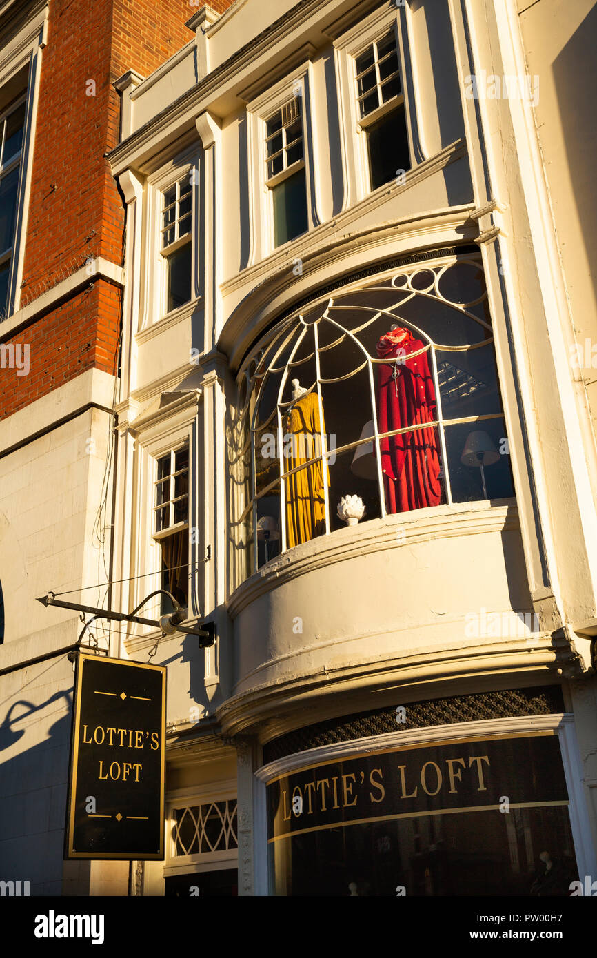 Regno Unito, Kent, Maidstone, centro città, fila mediana, Lotties Loft sistemazione di capi di abbigliamento femminile shop in elegante edificio georgiano Foto Stock