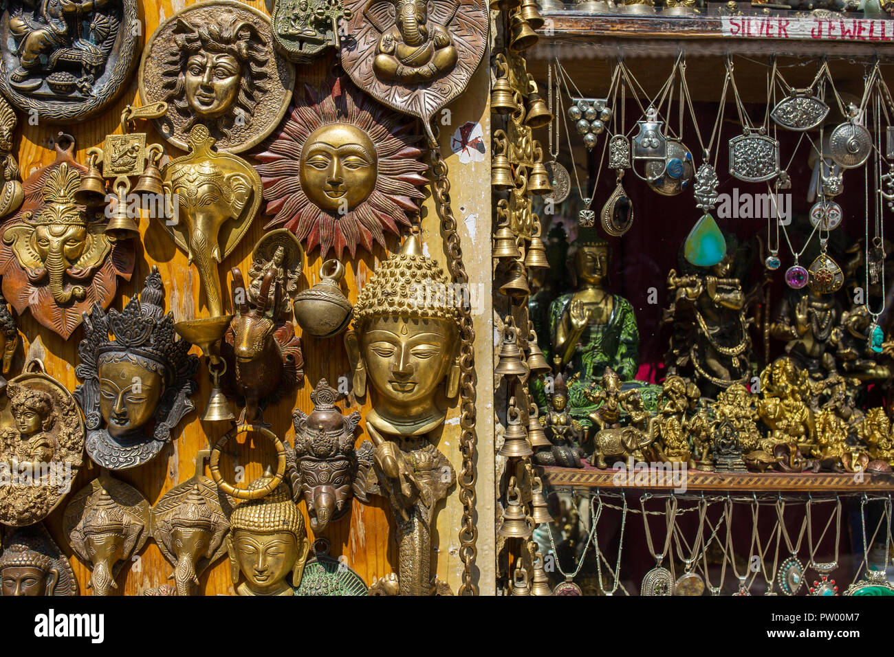 Manali, India - 26 Maggio 2017: tradizionale negozio di souvenir e gioielleria in argento negozio indiano Foto Stock