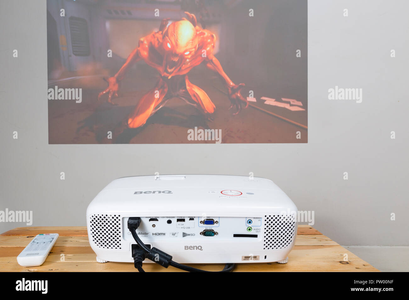 Benq W1210ST proiettore a giocare a Doom su PlayStation 4. Foto Stock