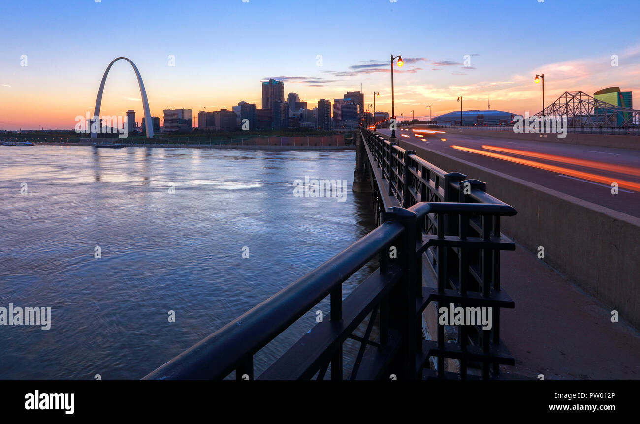 Il St. Louis, Missouri skyline e Gateway Arch da Eads Bridge. Foto Stock