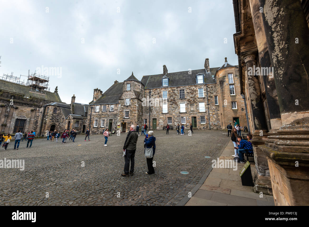 Visitatori sul cortile del castello, il Castello di Stirling, Stirling, Scozia Foto Stock