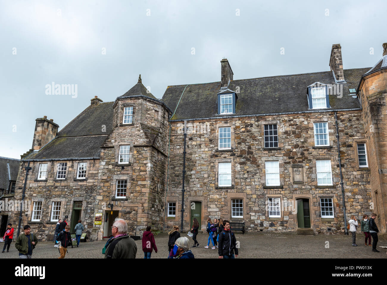 Visitatori sul cortile del castello, il Castello di Stirling, Stirling, Scozia Foto Stock