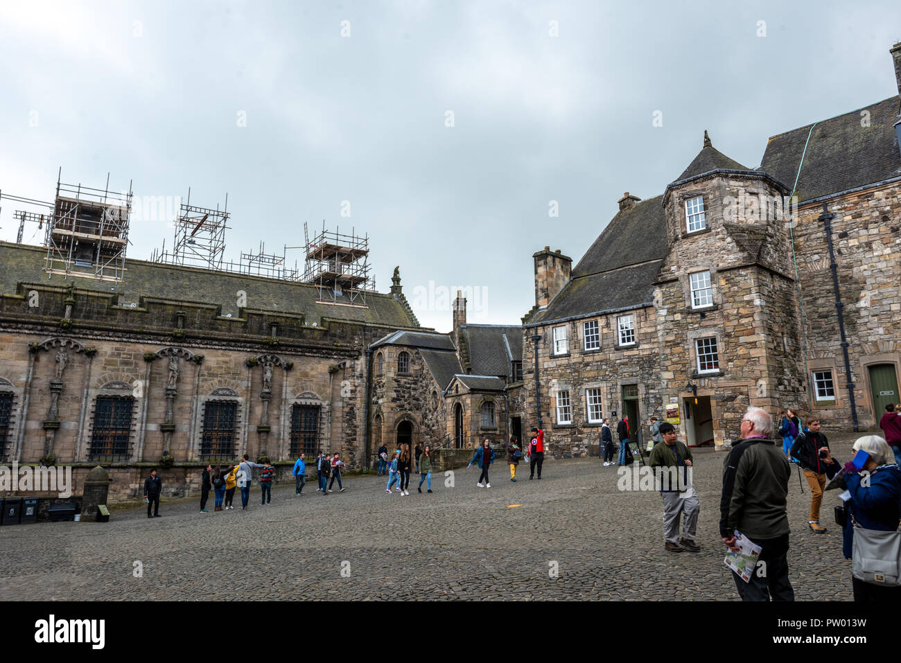 Visitatori sul cortile del castello, il Castello di Stirling, Stirling, Scozia Foto Stock