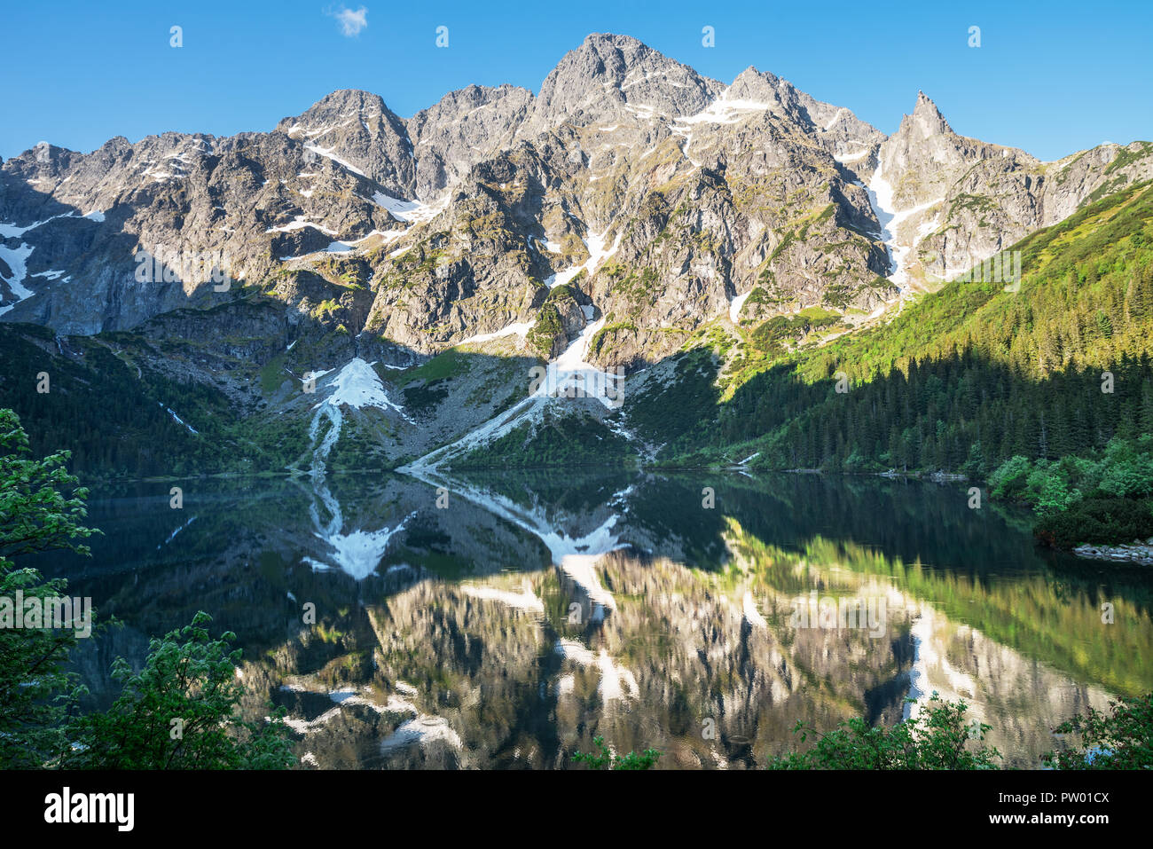 Il paesaggio dei monti Tatra in primavera. Montagna innevata cime e bellissimo cielo. Montagna, Rysy Morskie Oko. Foto Stock