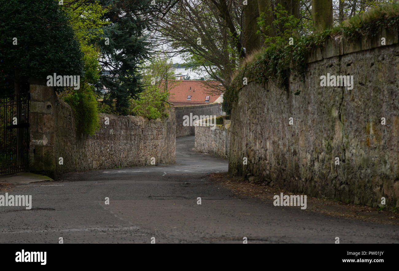 Curva Kirk Street in Culross, Fife, Dunfermline, Scotland, Regno Unito Foto Stock