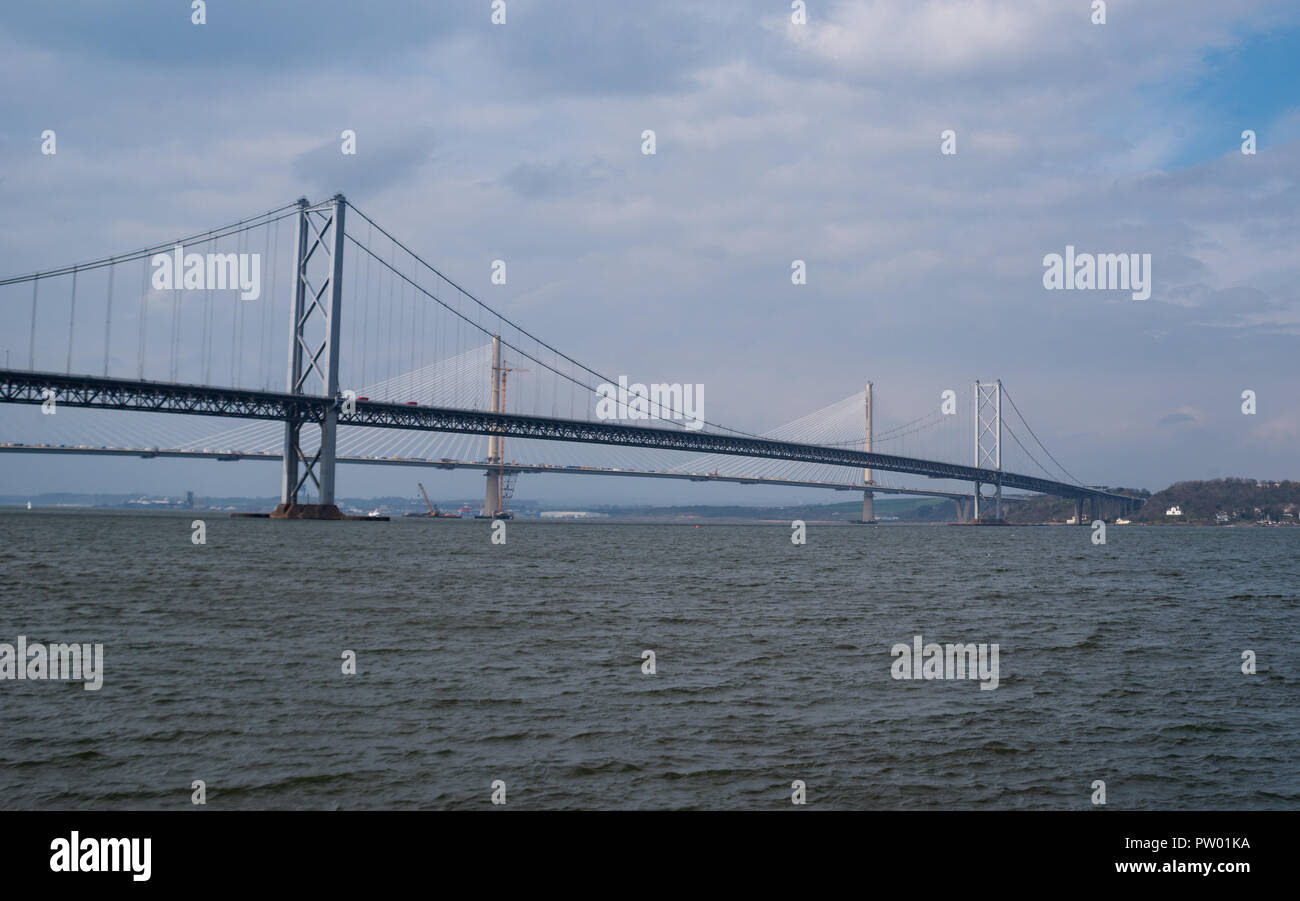 Queensferry Crossing e Ponte di Forth Road, sul Firth of Forth, South Queensferry, Edimburgo, Scozia, Regno Unito Foto Stock