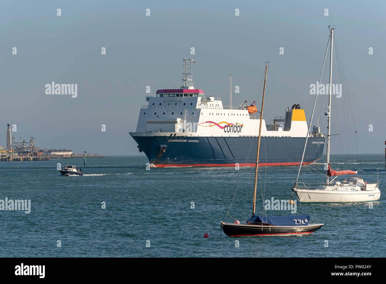 Commodore buona volontà un canale trasversale nave commerciale inserendo il porto di Portsmouth, England Regno Unito. Foto Stock