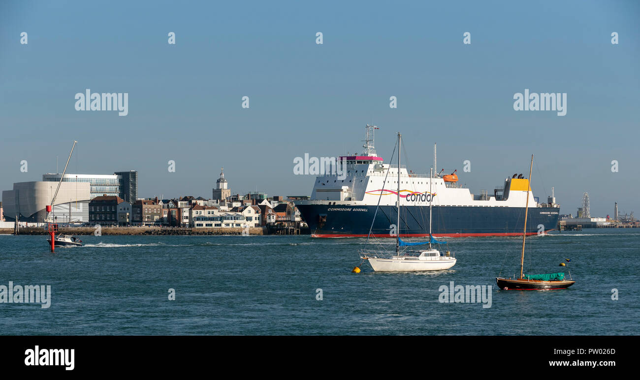 Commodore buona volontà un canale trasversale nave commerciale inserendo il porto di Portsmouth, England Regno Unito. Foto Stock