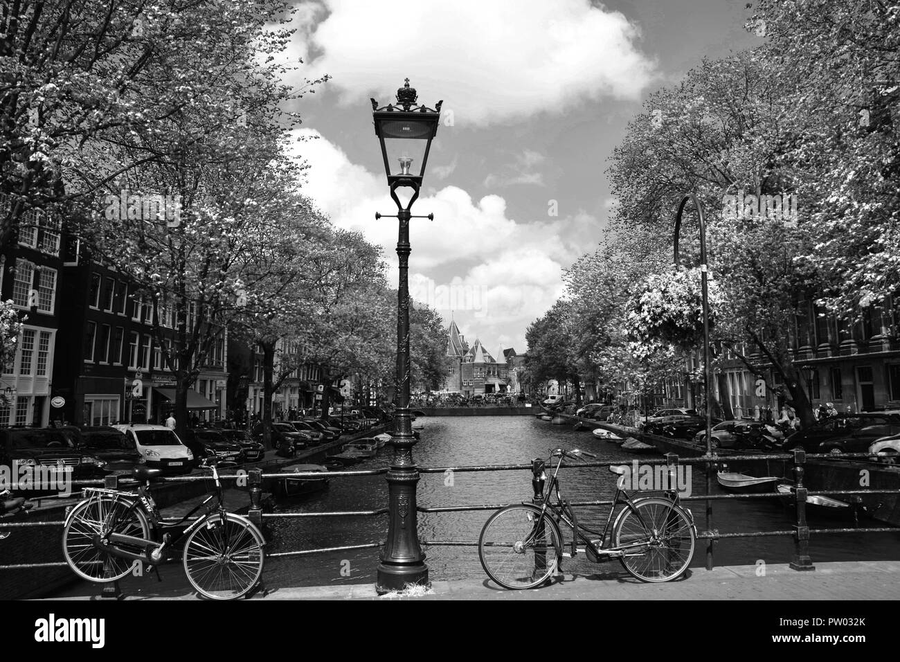 Via lampada su un ponte che attraversa i canali di Amsterdam il quartiere storico, Herengracht, Holland, Paesi Bassi - In bianco e nero Foto Stock
