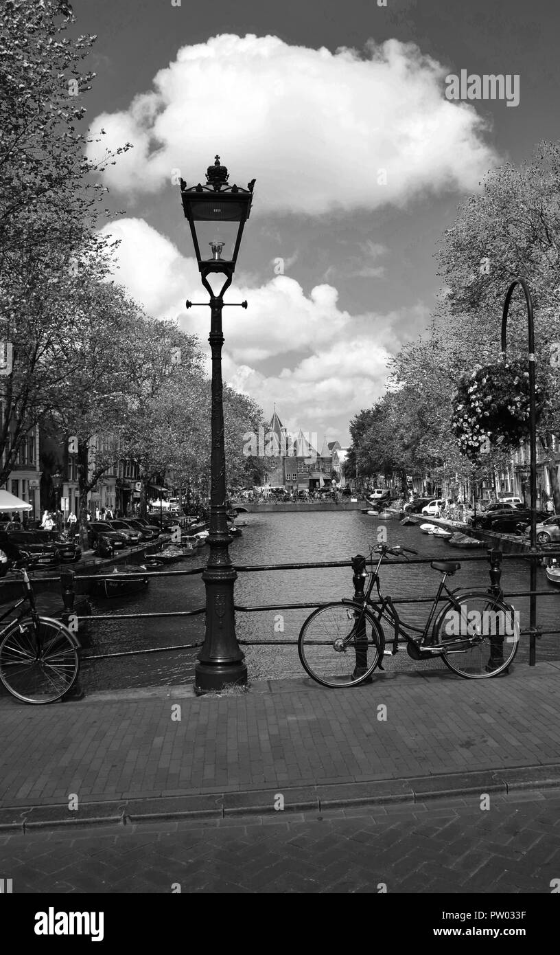 Via lampada su un ponte che attraversa i canali di Amsterdam il quartiere storico, Herengracht, Holland, Paesi Bassi - In bianco e nero Foto Stock