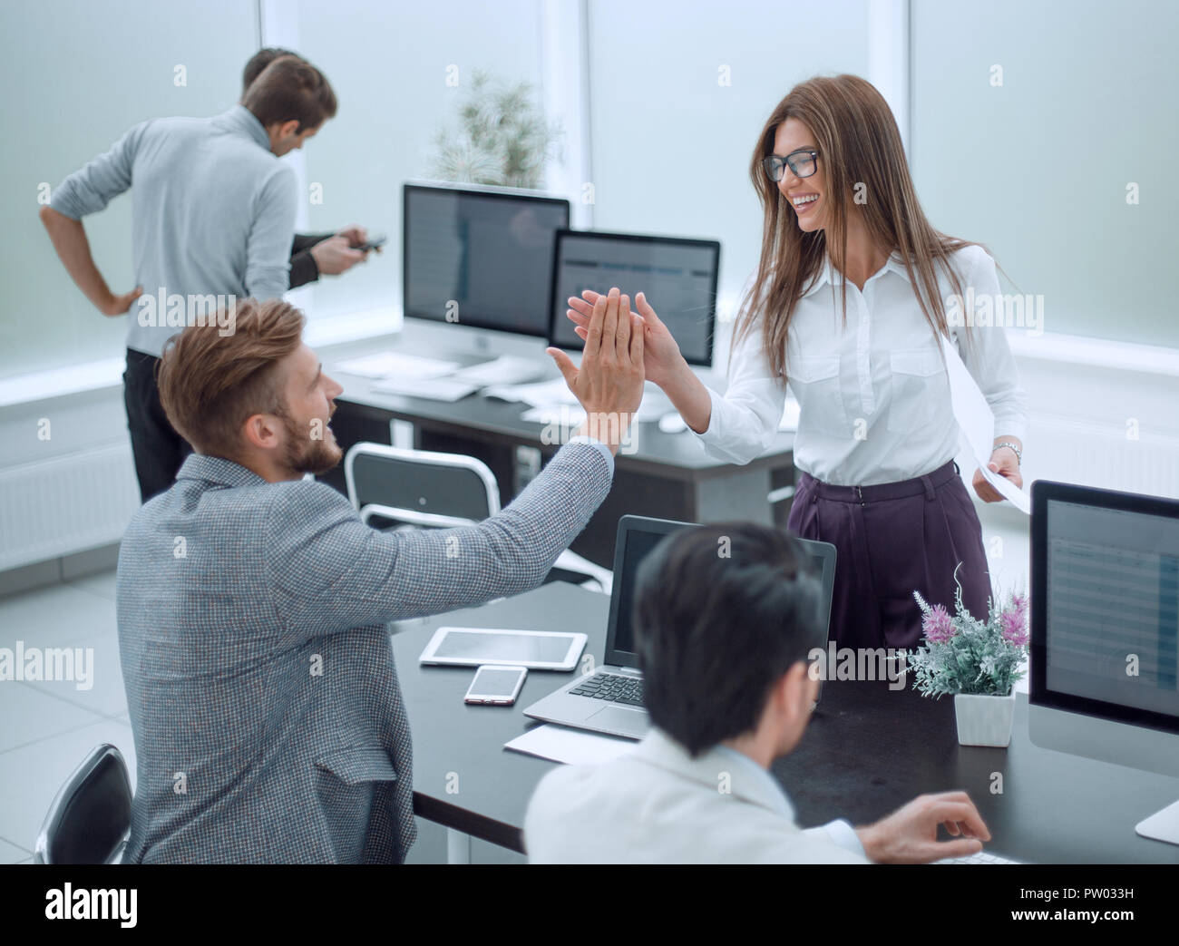 I dipendenti per discutere di nuove idee. Foto Stock