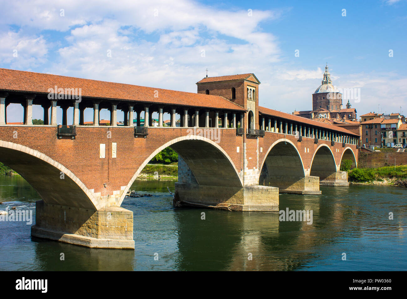 Il Ponte Coperto (ponte coperto), noto anche come il Ponte Vecchio, un mattone e arco in pietra ponte sopra il fiume Ticino in Pavia, Italia Foto Stock