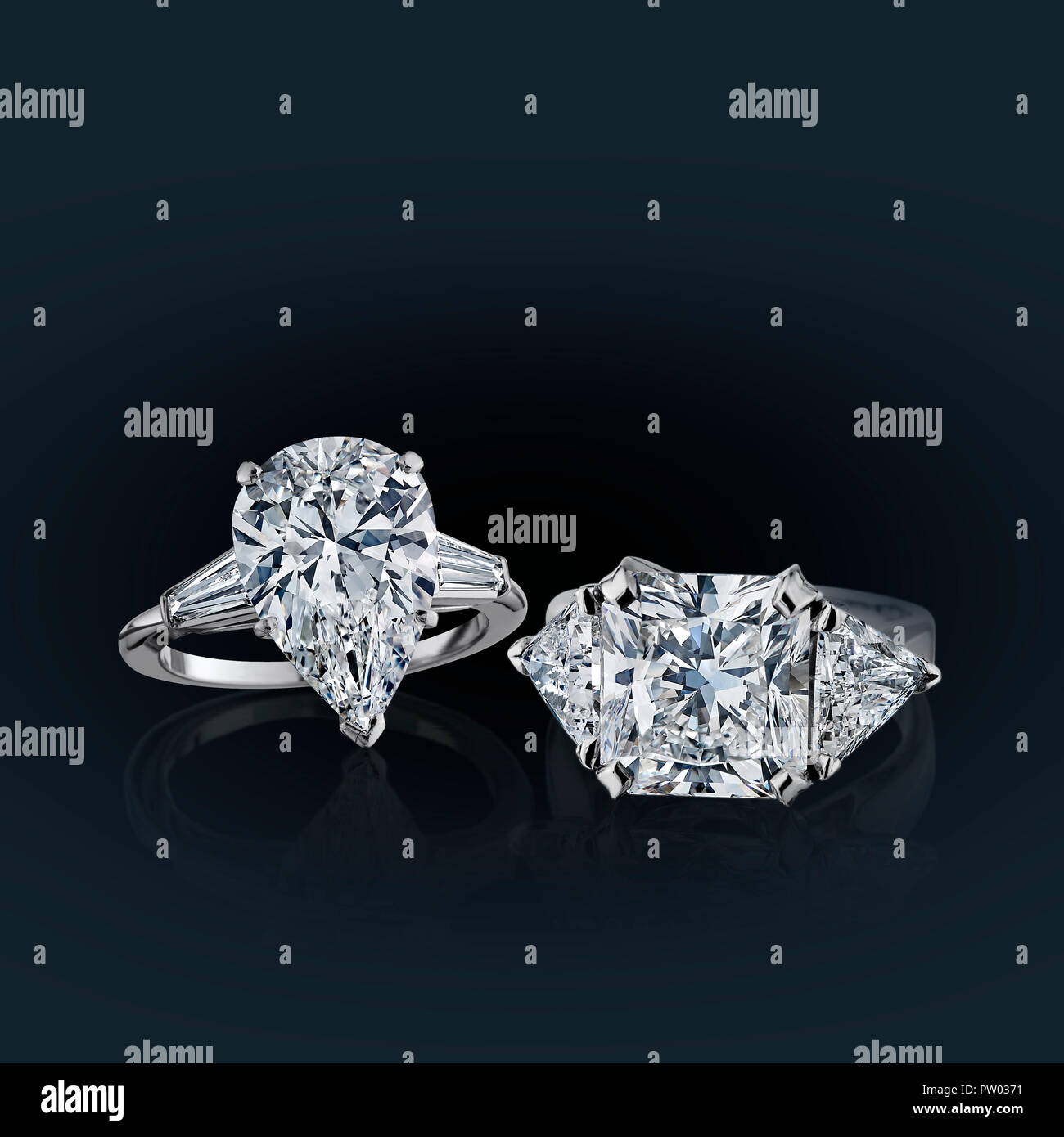 Due Platinum Oro Bianco anelli di fidanzamento con pera e principessa di diamanti taglio baguette, Triangolo Foto Stock