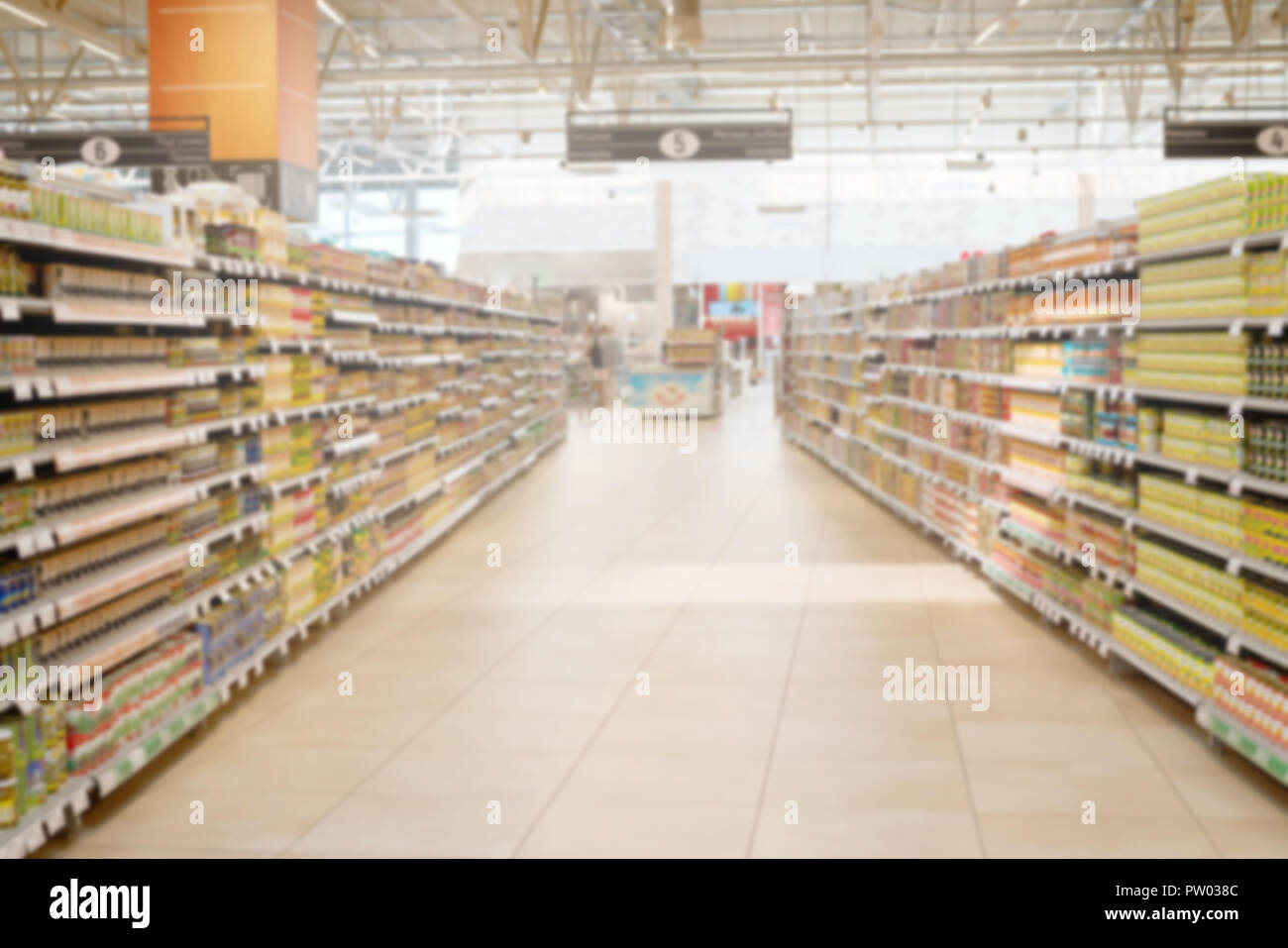 Abstract sfocata corsia del supermercato come sfondo Foto Stock