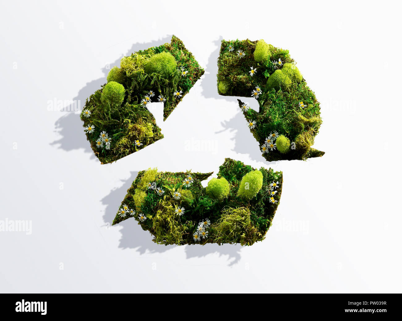 Concetto di Logo di riciclo con il settore in crescita in essa, alberi cespugli fiori Foto Stock