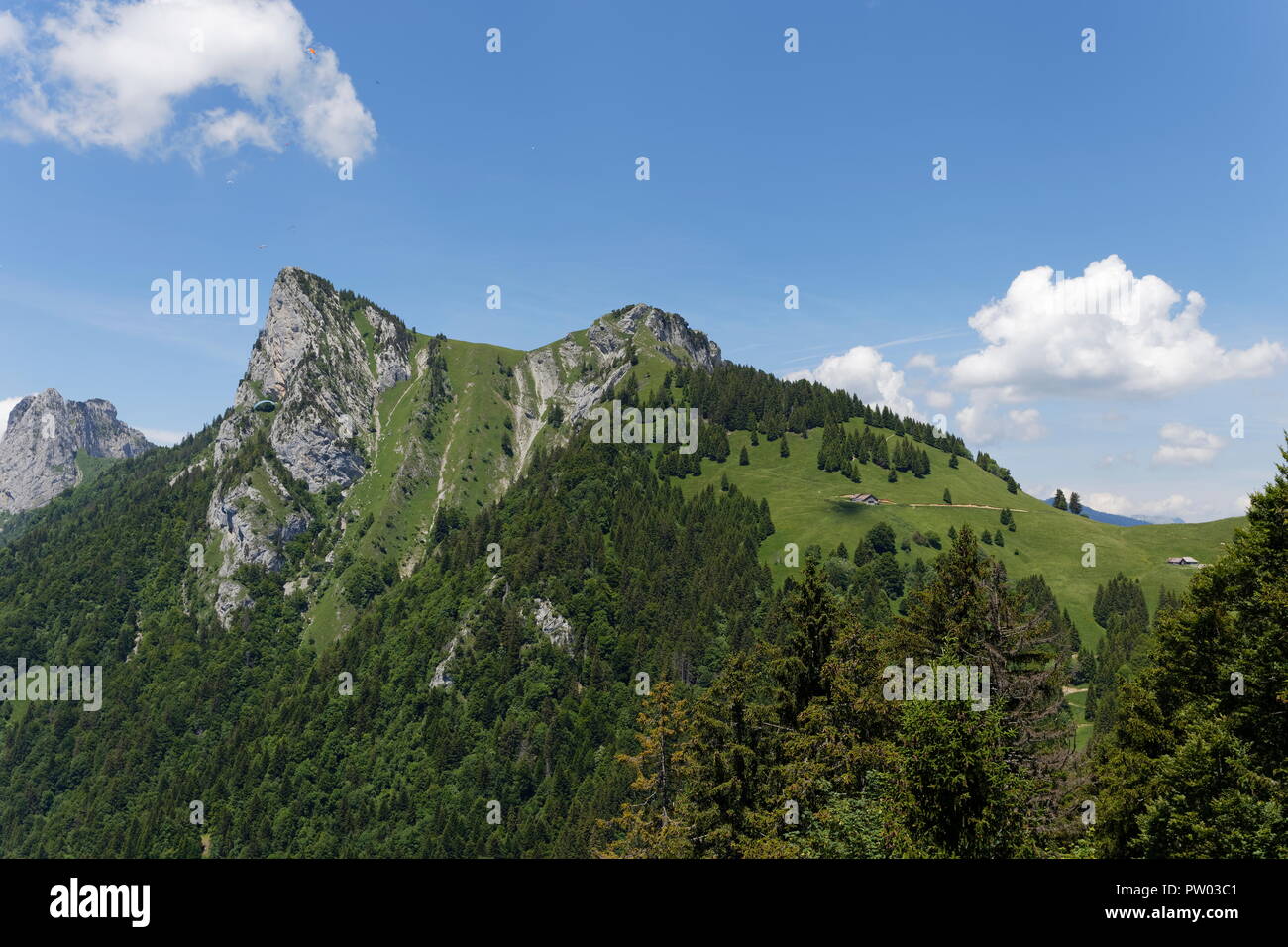 Vista da un percorso a piedi che mostra le montagne intorno al lago di Annecy nr Montin Francia Foto Stock