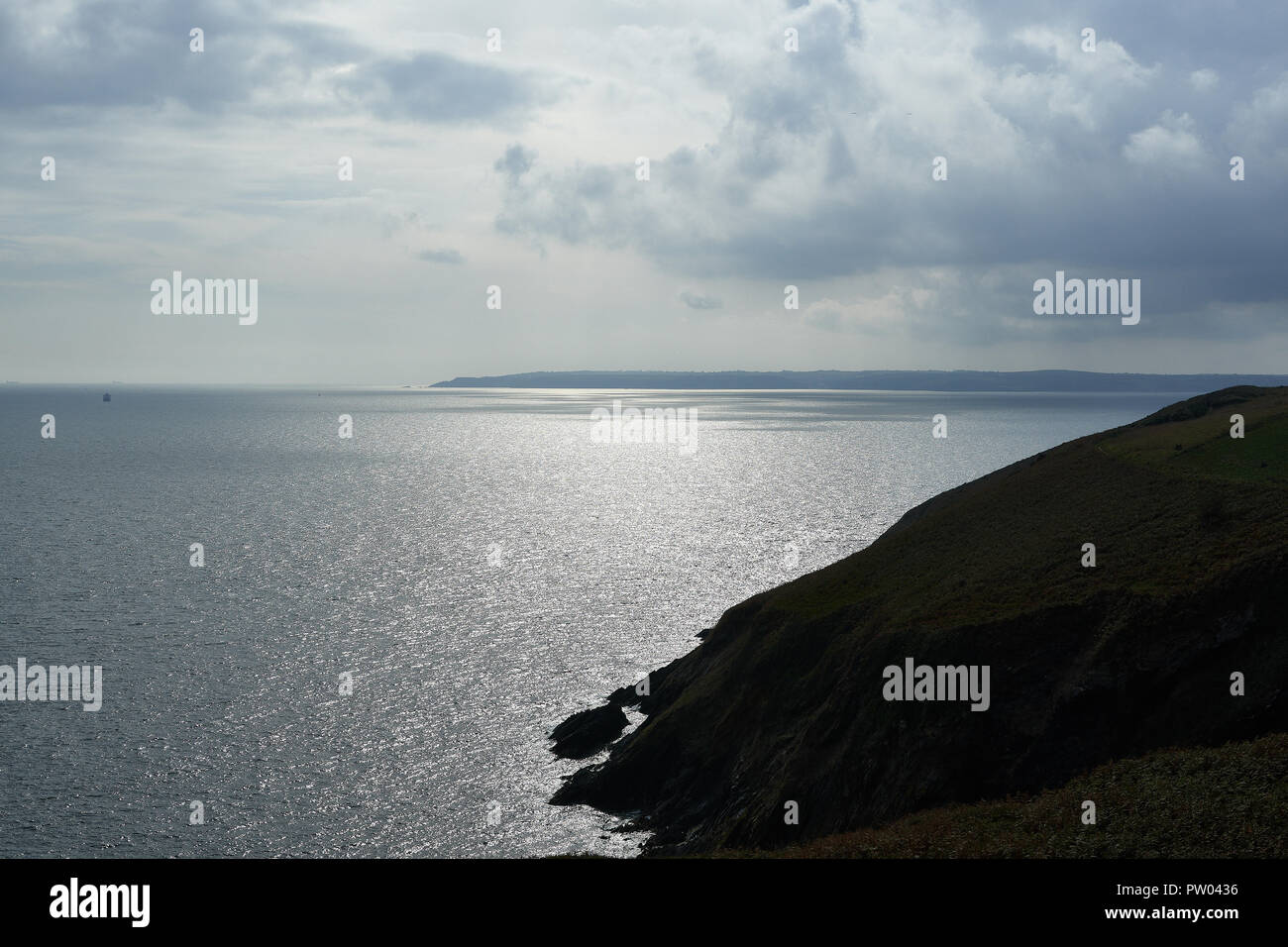 Scintillante acqua sul canale Inglese di St Anthony's Head, Cornwall, Inghilterra. Foto Stock