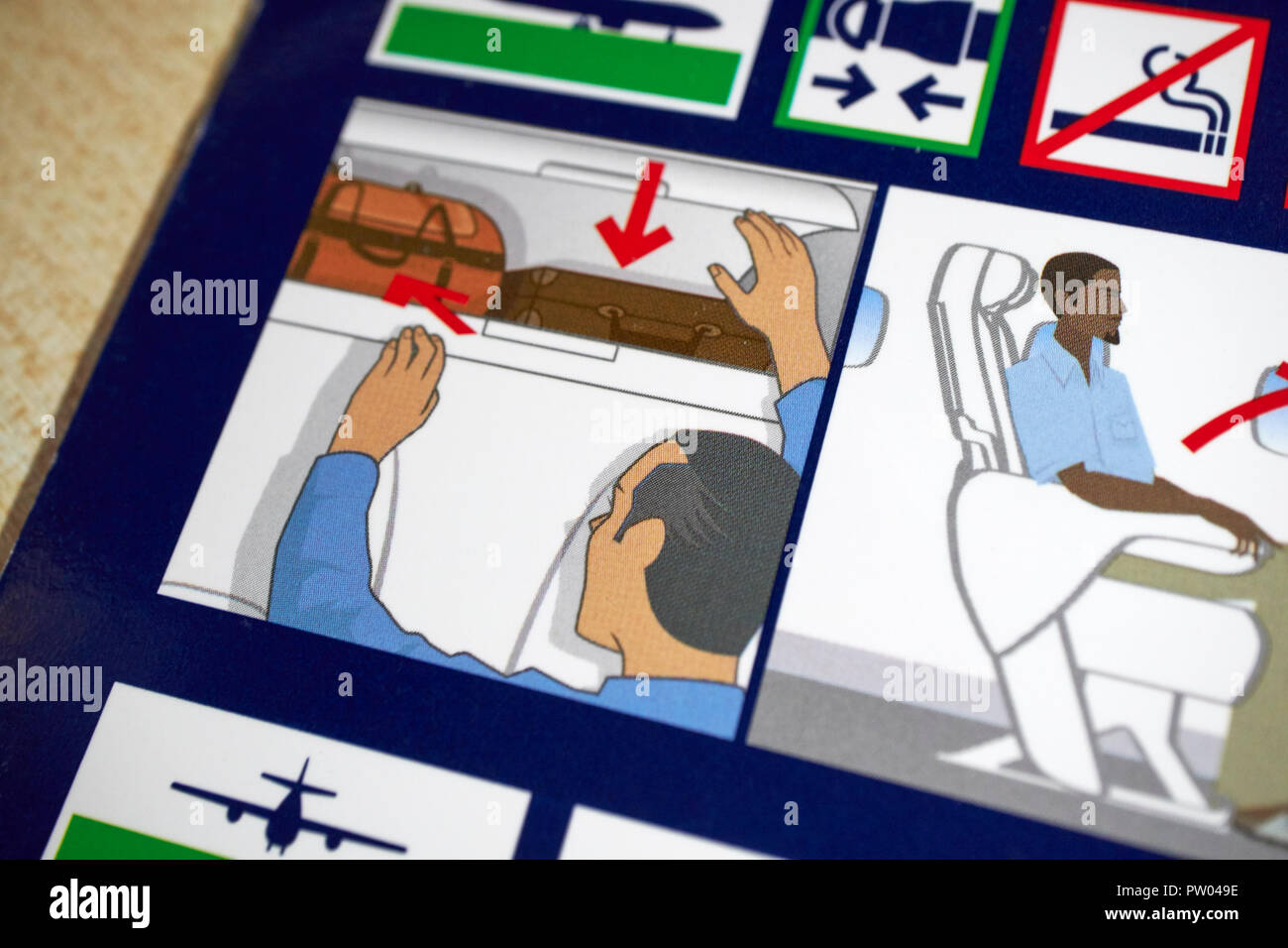 Armadietto sopraelevato e deposito bagagli Informazioni sulla sicurezza di volo British Airways scheda di sicurezza informazioni Foto Stock