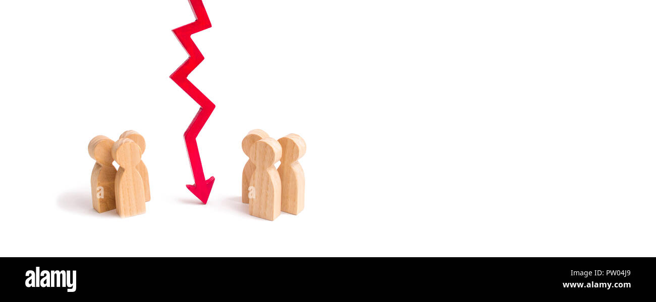 Un rosso di legno tabella freccia giù divide i due gruppi a discutere il caso. La cessazione e la ripartizione delle relazioni, rompendo i legami. Rottura del contratto, confl Foto Stock