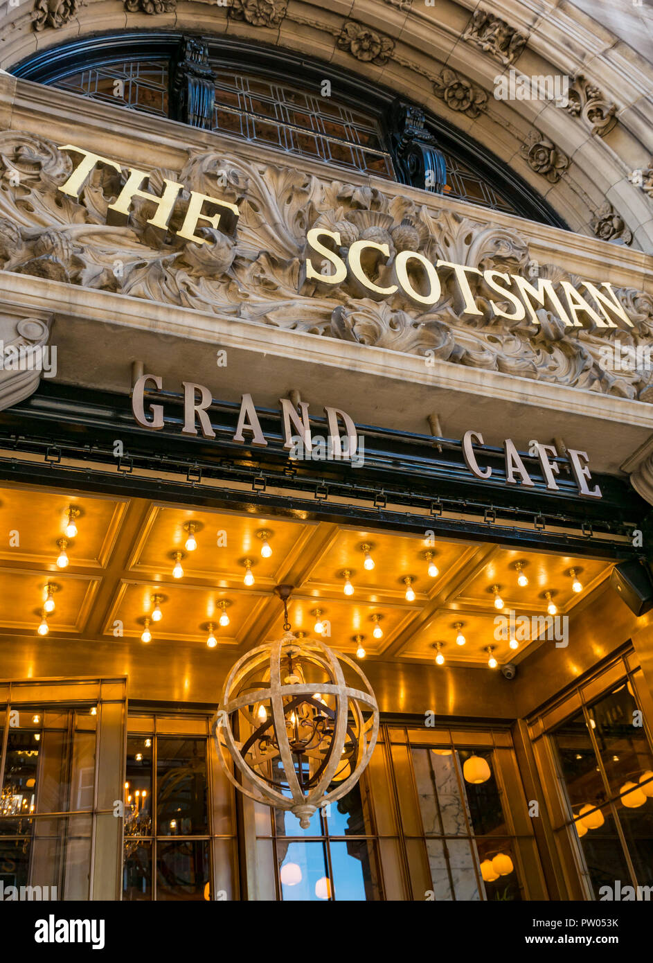 Ingresso ornato di The Scotsman Grand Cafe, North Bridge, Edimburgo, Scozia, Regno Unito Foto Stock