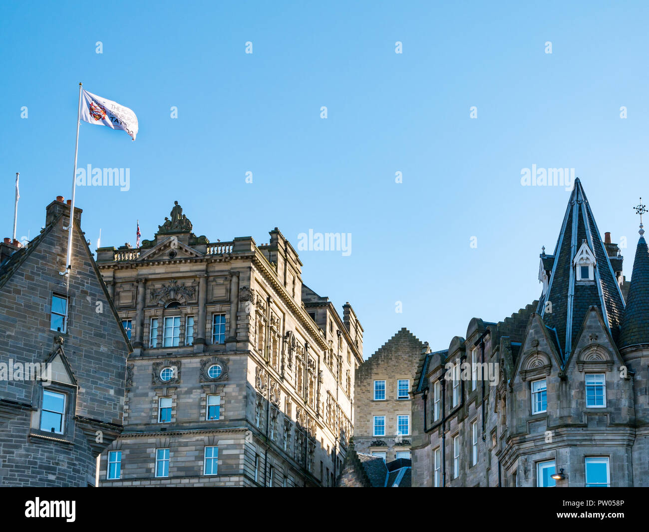 Tetti ornati di Edimburgo Città Vecchia edifici, Cockburn Street, Edimburgo, Scozia, Regno Unito con il tatuaggio militari battenti bandiera Foto Stock