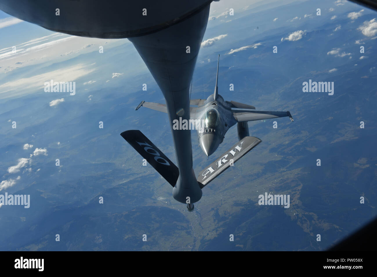 Un rumeno air force F-16 Fighting Falcon vola dietro un U.S. Air Force KC-135 Stratotanker da RAF Mildenhall, Inghilterra, durante l'esercizio chiaro cielo sopra la Romania, 10 ottobre, 2018. L'esercizio è un giunto e di esercizio di multinazionali che hanno coinvolto circa 950 personale da nove nazioni. (U.S. Air Force foto di Senior Airman Luca Milano) Foto Stock