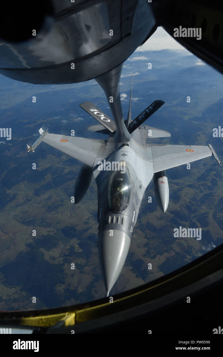 Un rumeno air force F-16 Fighting Falcon riceve il carburante da una U.S. Air Force KC-135 Stratotanker da RAF Mildenhall, Inghilterra, durante l'esercizio chiaro cielo sopra la Romania, 10 ottobre, 2018. L'esercizio è un giunto e di esercizio di multinazionali che hanno coinvolto circa 950 personale da nove nazioni. (U.S. Air Force foto di Senior Airman Luca Milano) Foto Stock