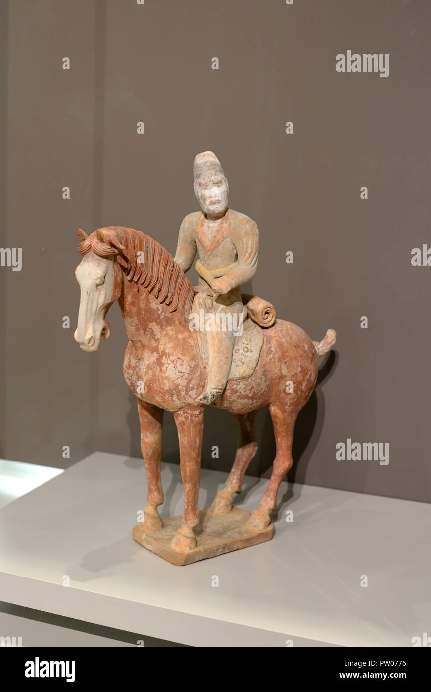 Ceramiche figura equestre, o in ceramica per cavallo e cavaliere, Cavalleria o soldato (CAD)700-800 Dinastia Tang o codolo epoca Impero cinese della dinastia Foto Stock