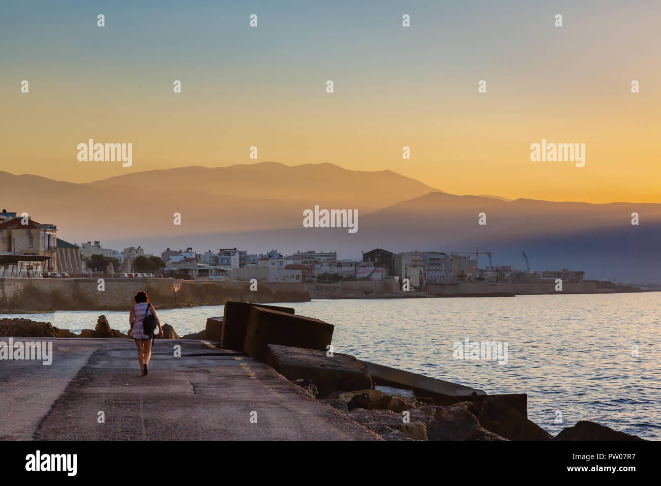 Vista del mare dal porto al tramonto, Iraklio, Creta, Grecia Foto Stock