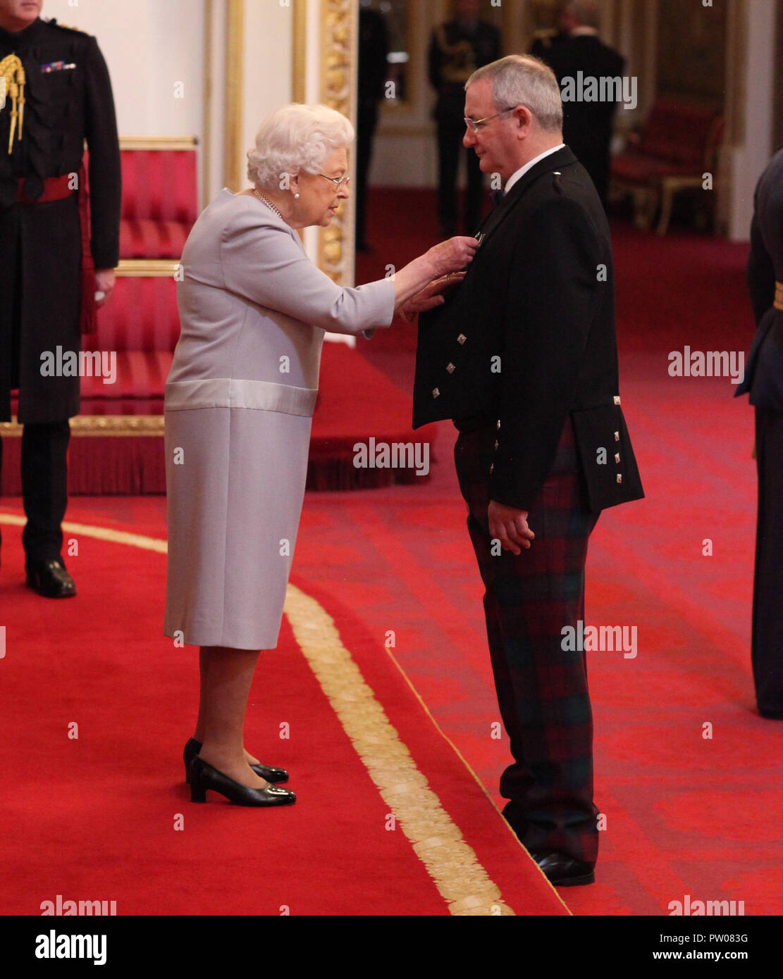 Il Sig. William Deans da Belhelvie è realizzato un MBE (membro dell'ordine dell'Impero Britannico) dalla Regina Elisabetta II, durante una cerimonia di investitura a Buckingham Palace di Londra. Foto Stock