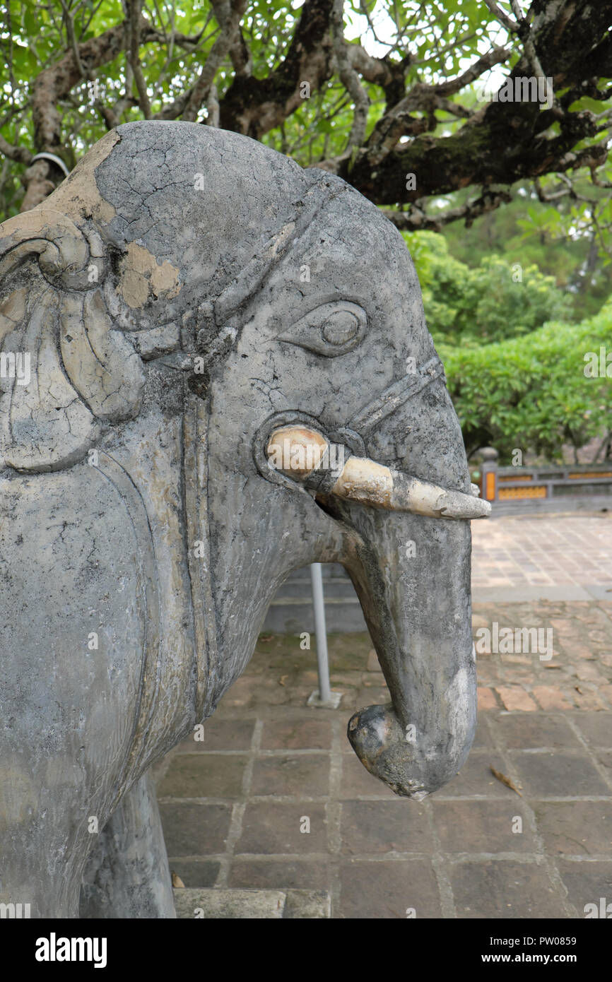 Hue Vietnam - statua dell'Elefante parte del Tu Duc tomba dal dominio della dinastia Nguyen che fu costruito a partire dal 1864-1867 Foto Stock