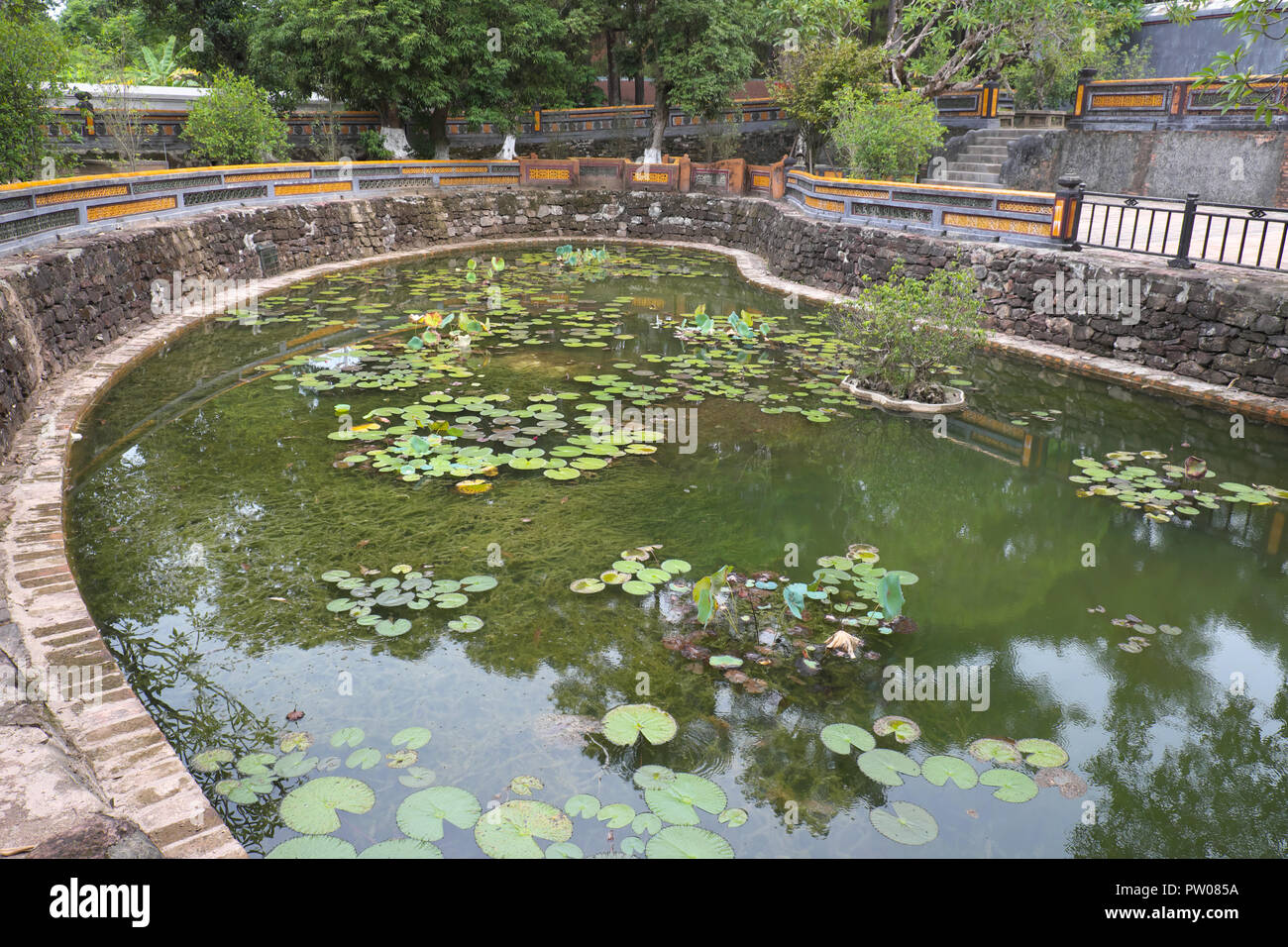 Hue Vietnam - Lotus Pond a Tu Duc tomba dal dominio della dinastia Nguyen fu costruito a partire dal 1864-1867 Foto Stock